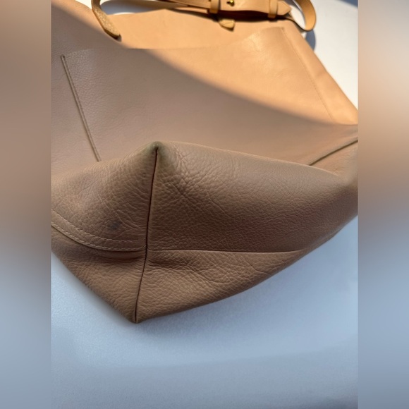 Elegant Tan Leather Tote Bag - Picture 3 of 10